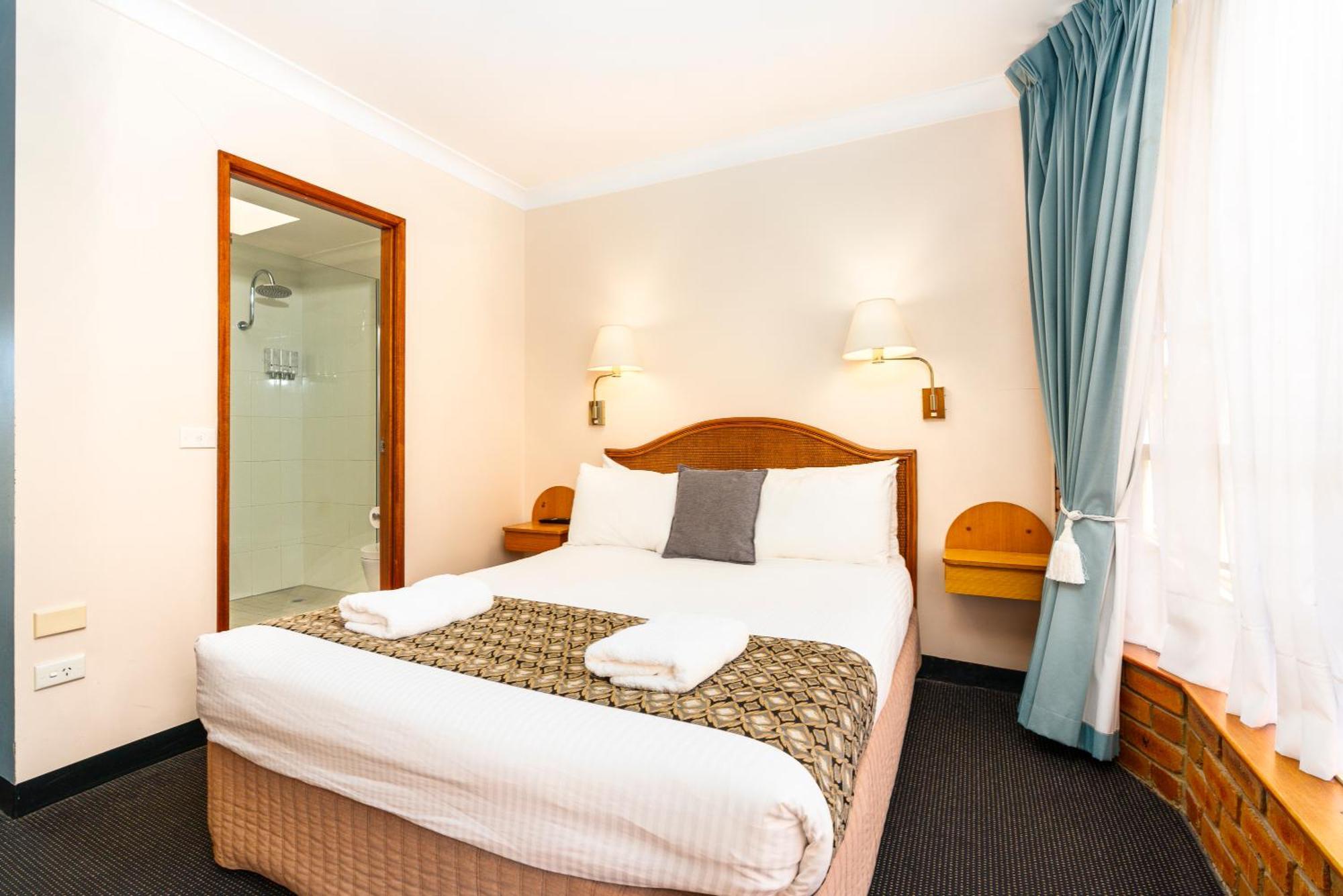 Sapphire Waters Motor 3*