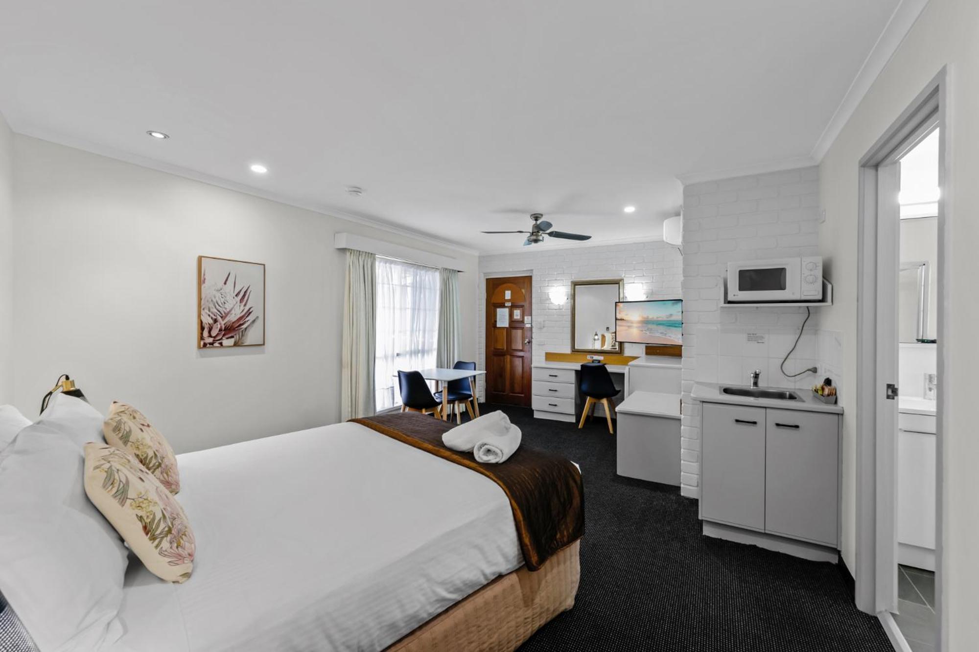 Sapphire Waters Motor 3*