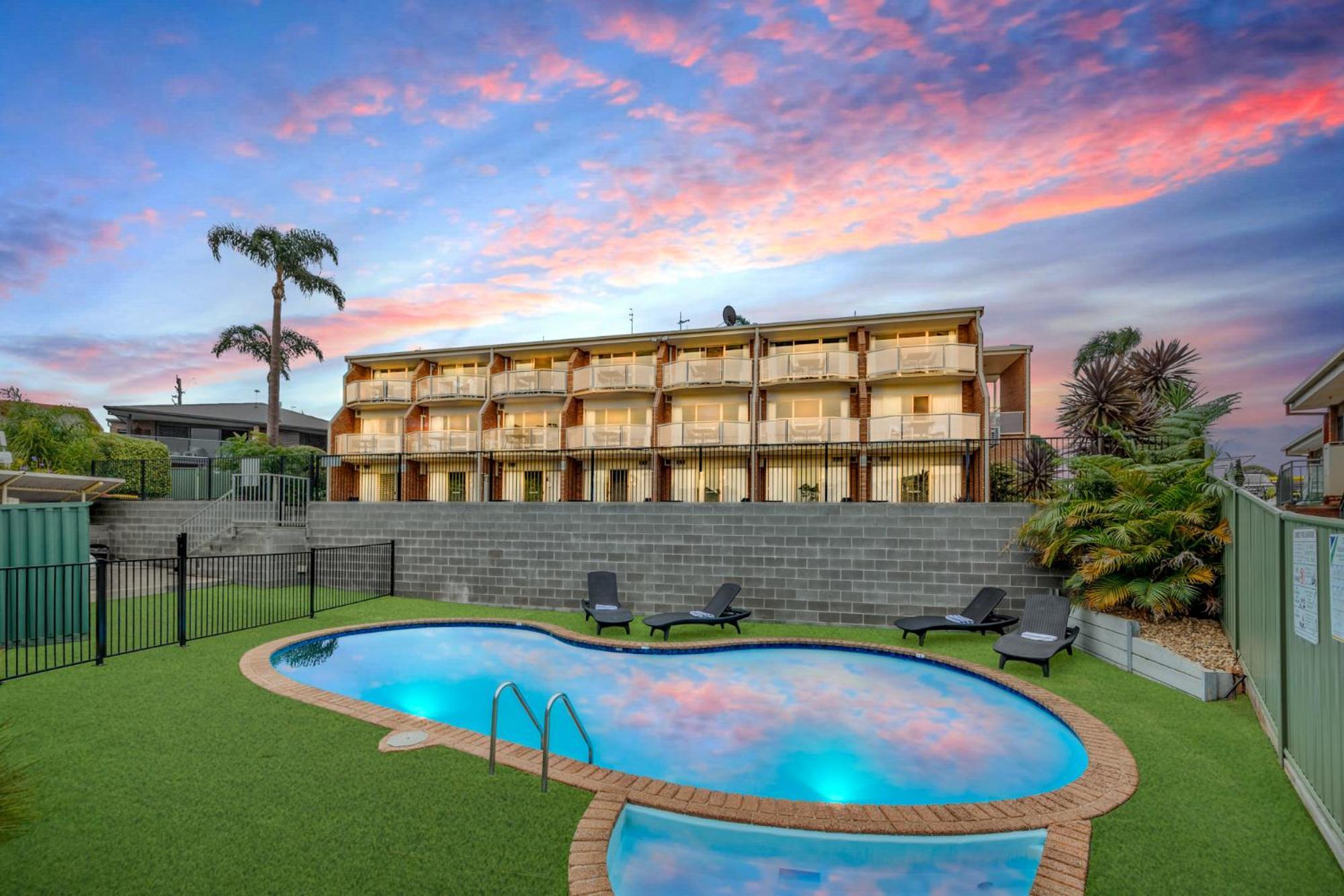 Sapphire Waters Motor Motel