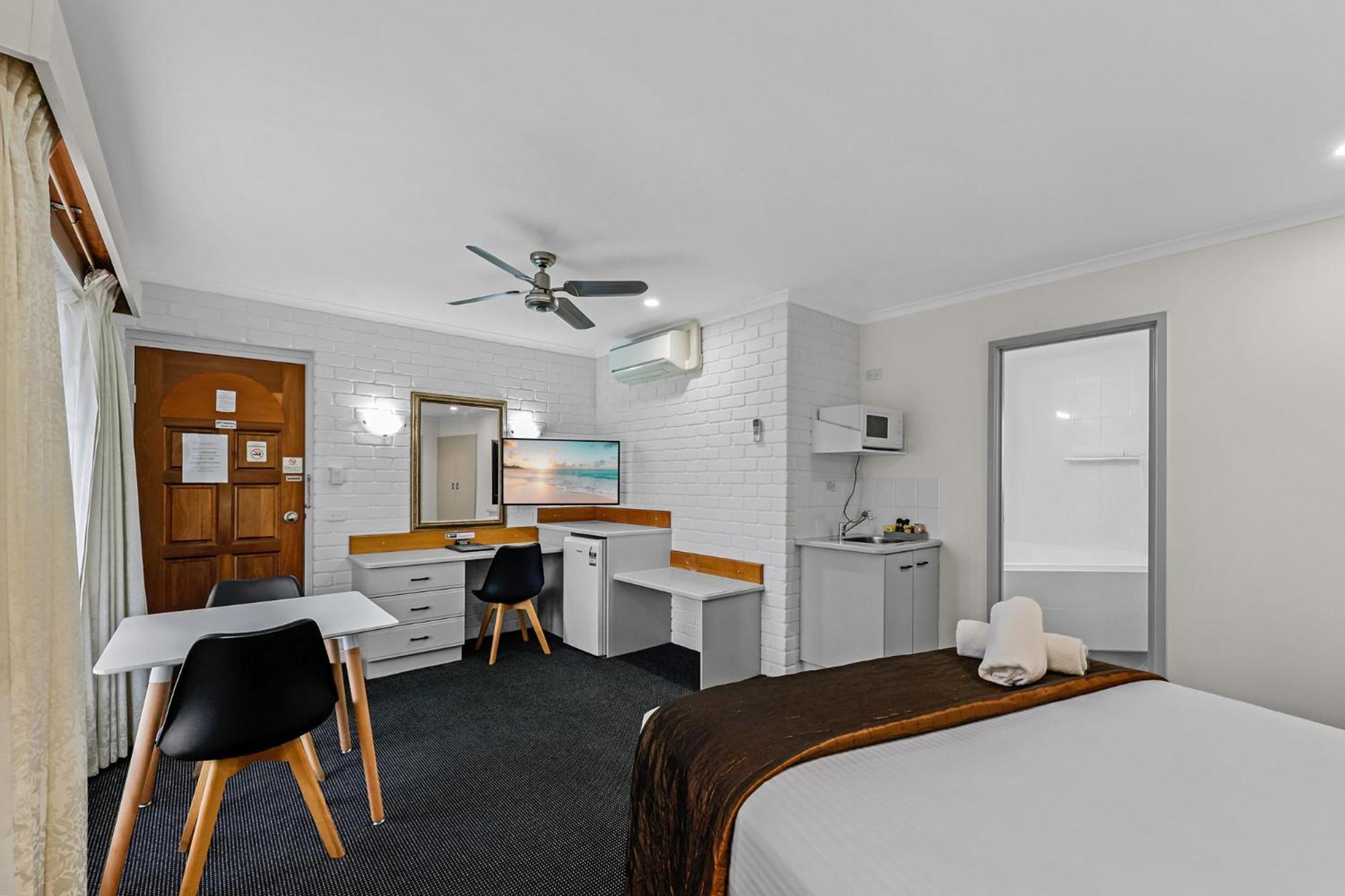 Sapphire Waters Motor Motel